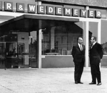 1977 - Mager & Wedemeyer - Kurt Mage vor einer Mager & Wedemeyer Filiale